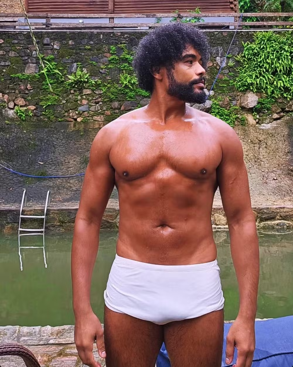 Diogo Almeida posta foto de sunga branca em meio à natureza; amplie