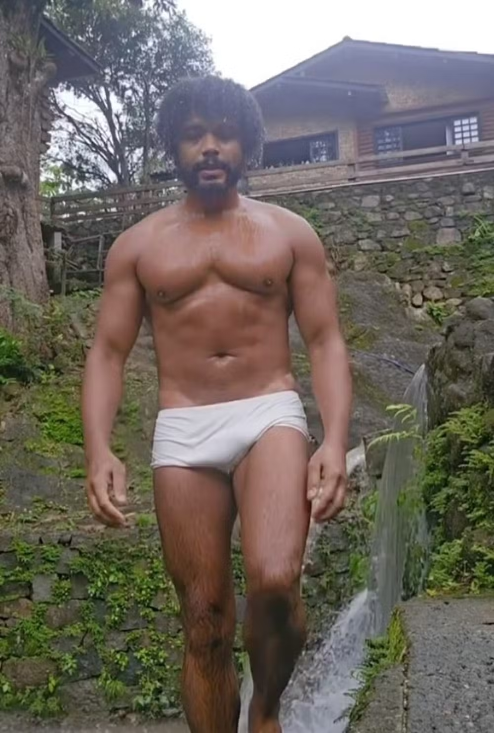 Diogo Almeida posta foto de sunga branca em meio à natureza; amplie