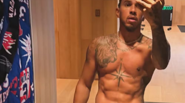 Solta o biscoito! Lewis Hamilton publica foto sem camisa e anima fãs; amplie 1 Solta o biscoito! Lewis Hamilton publica foto sem camisa e anima fãs; amplie