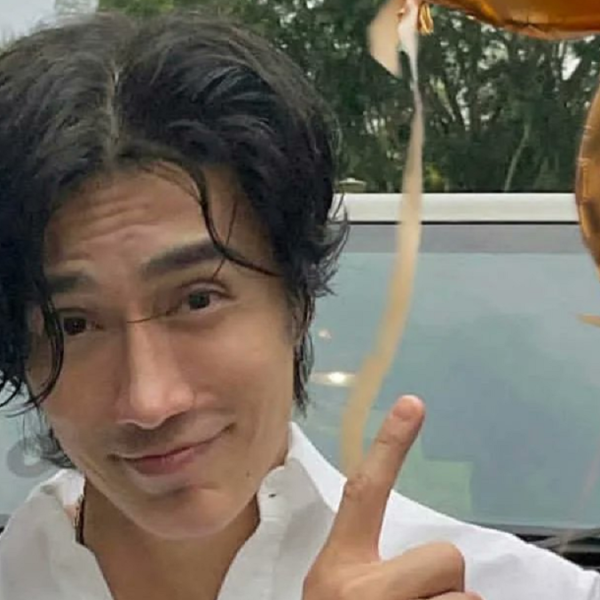 Modelo de Singapura viraliza ao completar 60 anos e impressiona seguidores pela aparência jovem