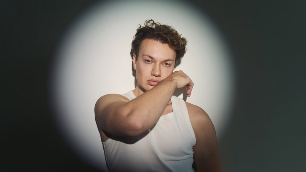 Aaron Beri transforma experiência nas passarelas em identidade musical