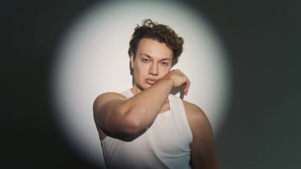 Aaron Beri transforma experiência nas passarelas em identidade musical