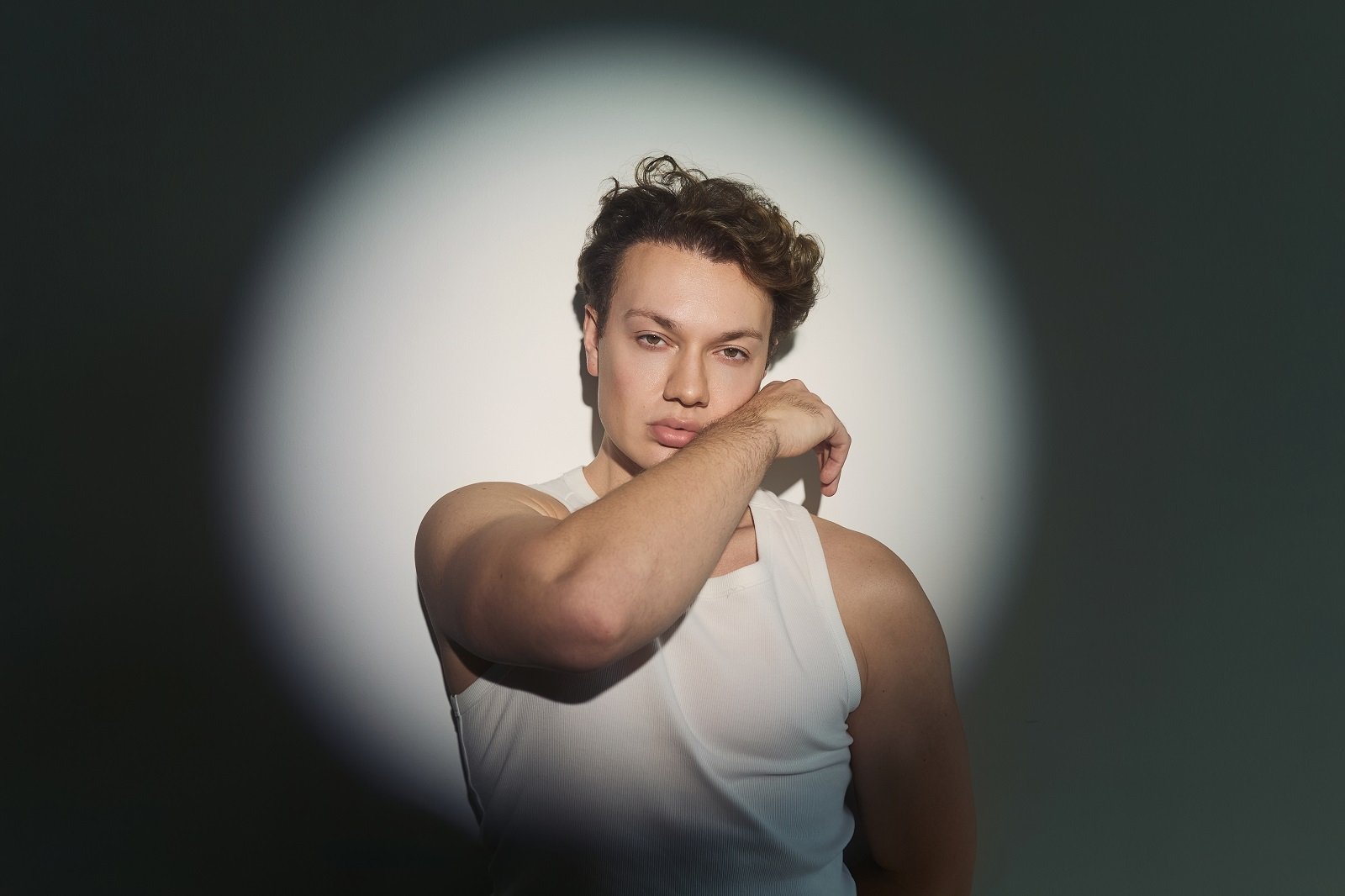 Aaron Beri transforma experiência nas passarelas em identidade musical