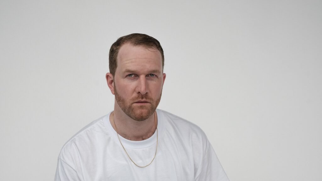 COUSIN GABRIEL aposta no synth-pop para retratar emoções de um novo romance