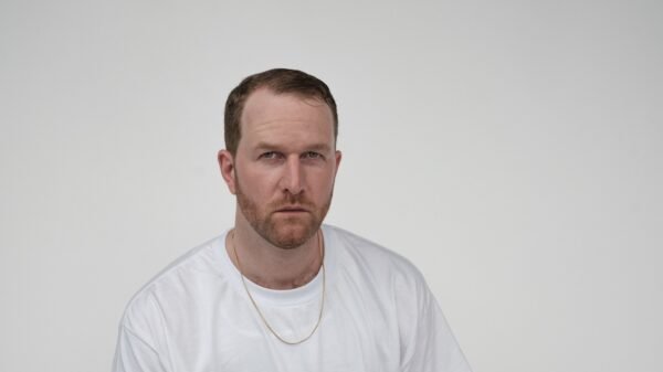 COUSIN GABRIEL aposta no synth-pop para retratar emoções de um novo romance