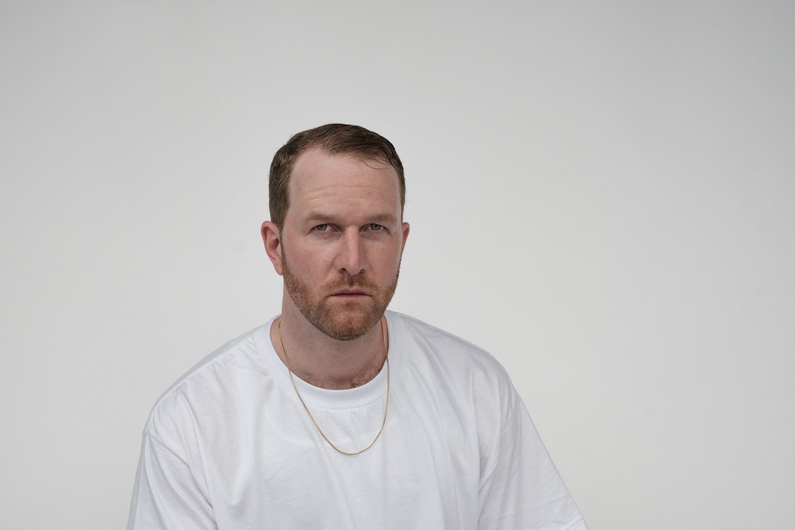 COUSIN GABRIEL aposta no synth-pop para retratar emoções de um novo romance