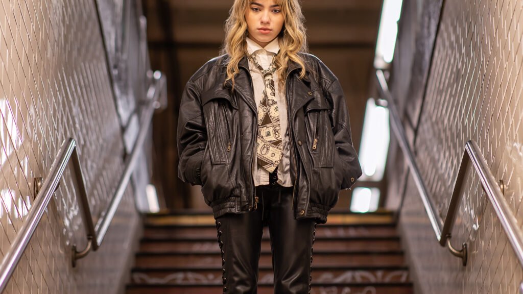 Oriana Nash apresenta nova fase artística com single que explora desejo e poder feminino