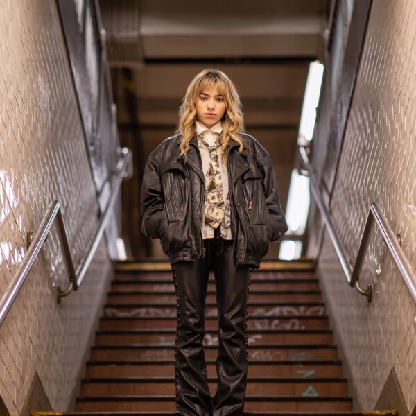 Oriana Nash apresenta nova fase artística com single que explora desejo e poder feminino