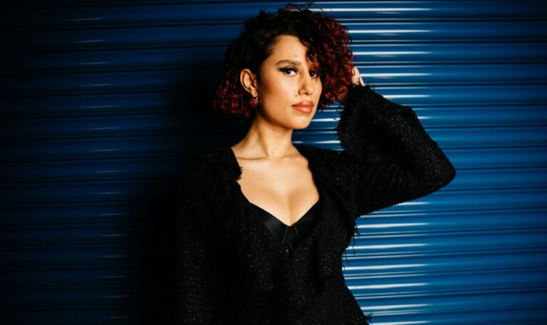 Aprenda a tradução de 'I Know You're Hurting' - RAYE 52 raye pop mais