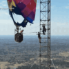 Vídeo registra o resgate de um casal após balão ficar preso a mais de 270 metros de altitude nos Estados Unidos