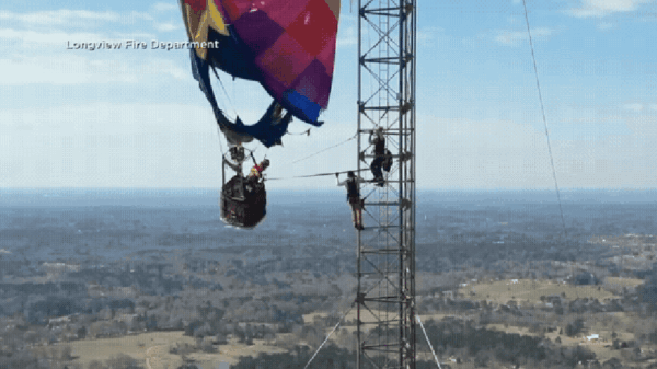 Vídeo registra o resgate de um casal após balão ficar preso a mais de 270 metros de altitude nos Estados Unidos