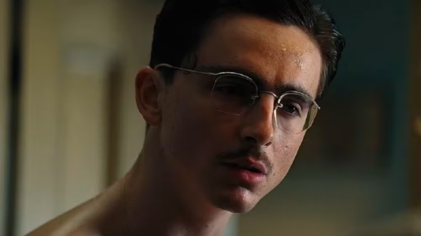 Timothée Chalamet em cena de Marty Supreme (2025) — Foto: Reprodução