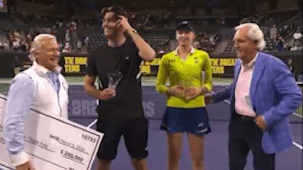 Vídeo: Tenista tira mão de patrocinador das suas costas durante premiação