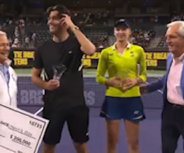 Vídeo: Tenista tira mão de patrocinador das suas costas durante premiação