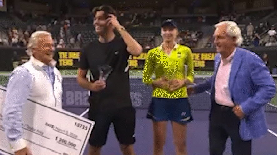 Vídeo: Tenista tira mão de patrocinador das suas costas durante premiação