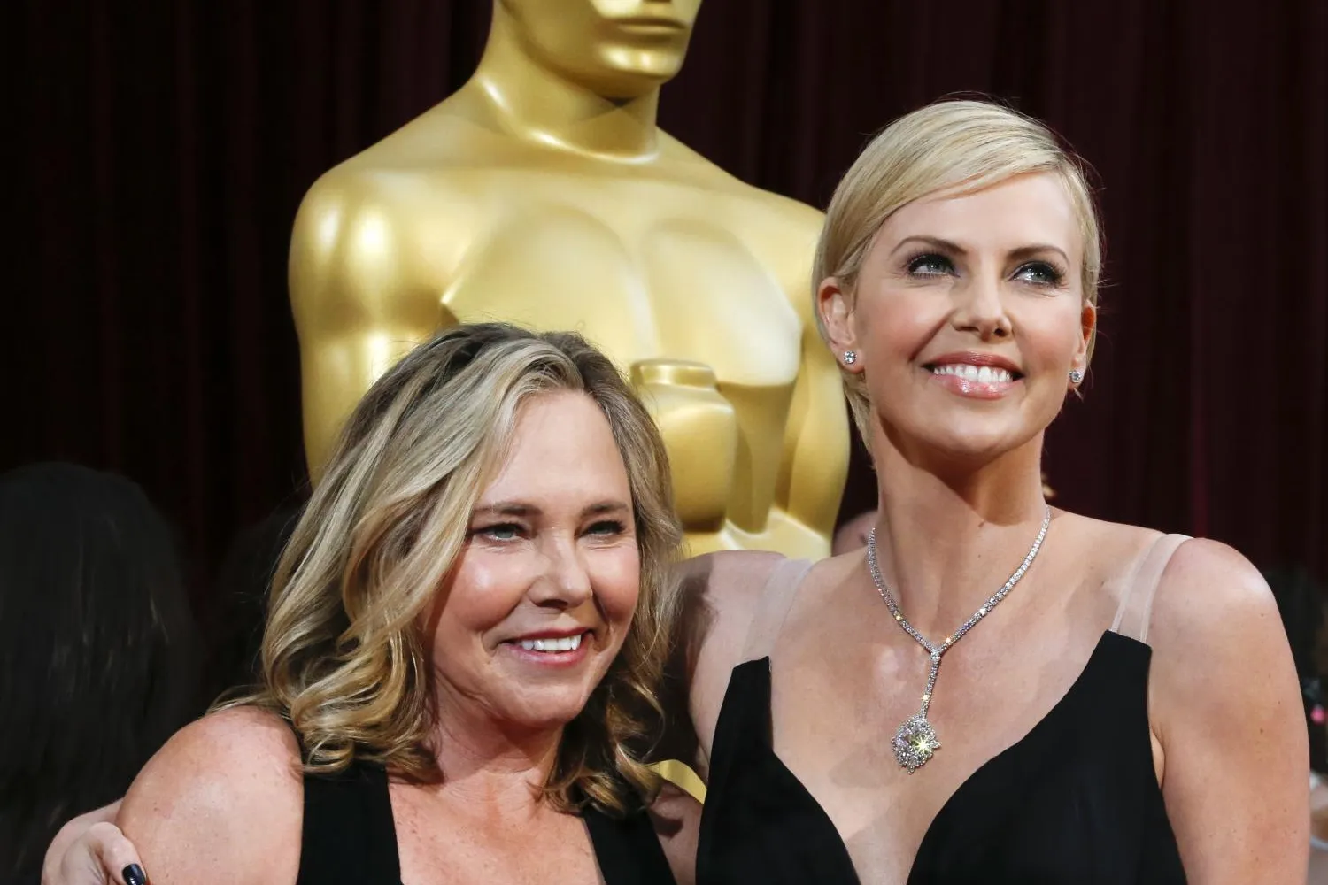 Charlize Theron conta tudo sobre a noite em que a mãe matou o pai