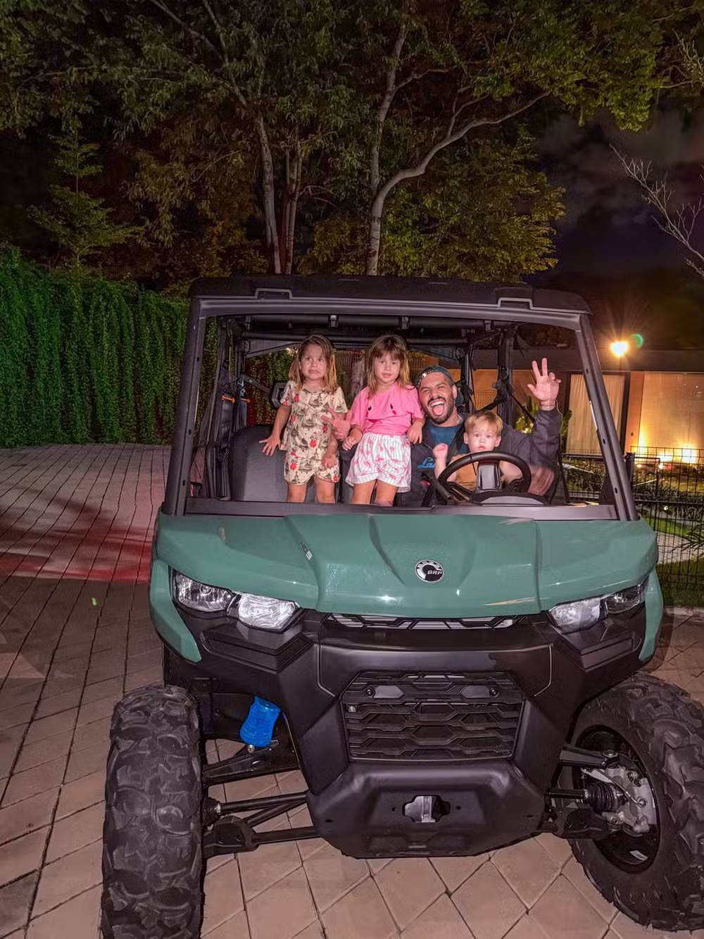 Zé Felipe reencontra filhos após viagem internacional e celebra momento em família 47 image