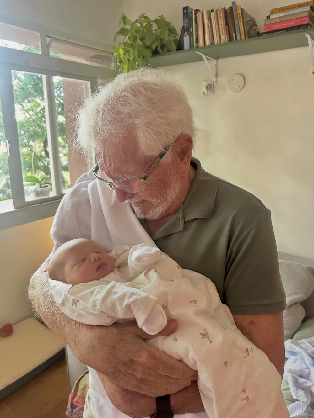 primeiro encontro o mais velho e o mais novo. os dois chorando . o bisavo e seu bisneto .