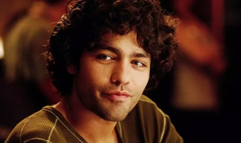 Adrian Grenier em O Diabo Veste Prada.jpg