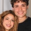 Emocionada, Shakira posa com fã brasileiro que superou câncer