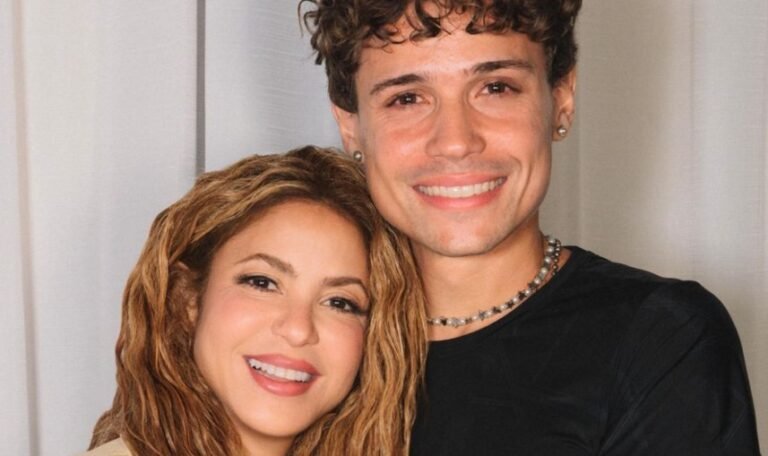 Emocionada, Shakira posa com fã brasileiro que superou câncer