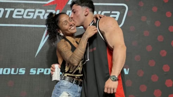 Fisiculturista Gabriel Ganley, morto aos 22 anos, ao lado da mãe Clarisse Foto ReproduçãoInstagram