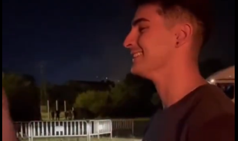 JOVEM BEIJOS