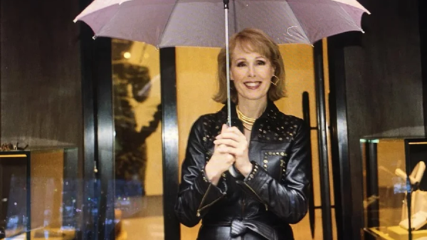 Saiba quem é a autora investigada após vencer Trump em processo de estupro 1 escritora E. Jean Carroll