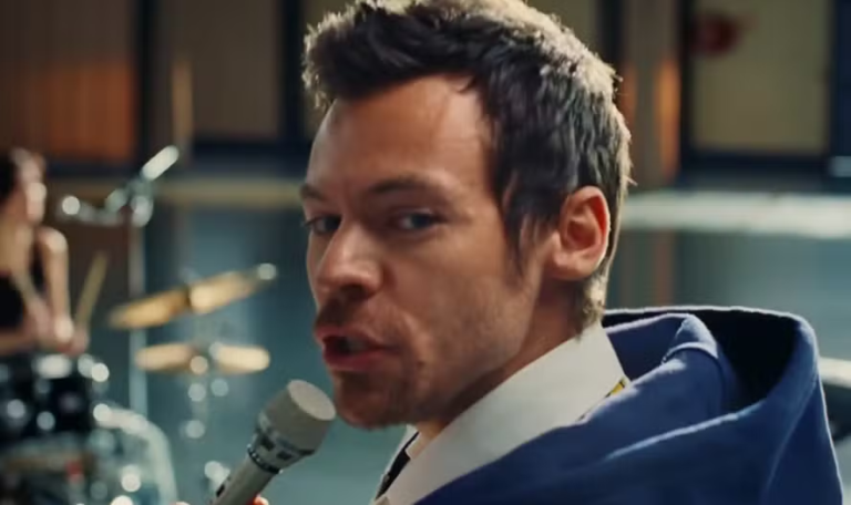 Vídeo: Harry Styles é visto correndo após cancelar show por "problema de saúde" 47 harry styles lança clipe