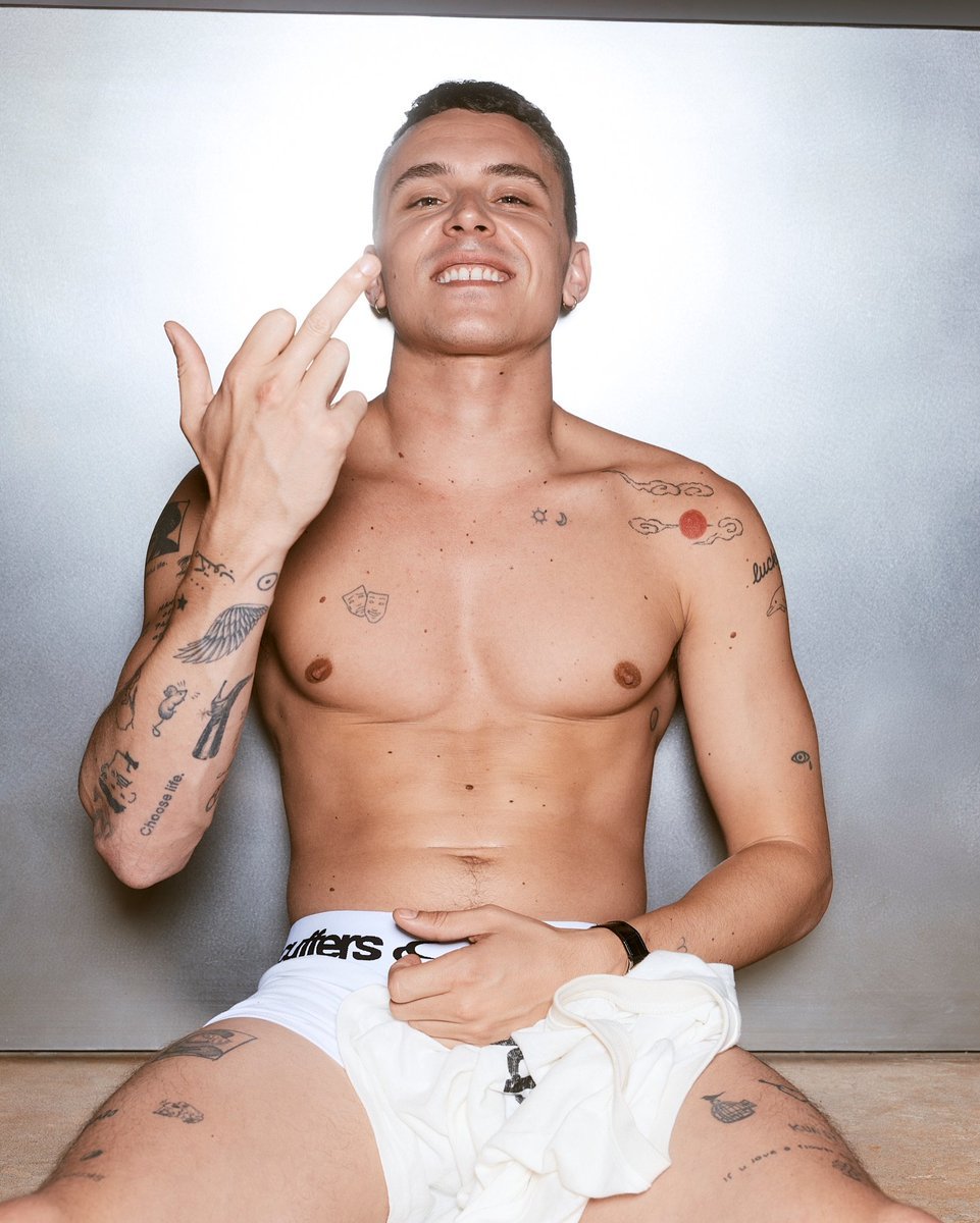 Arón Piper, ator de "Elite", surge nu em campanha de marca de roupas; veja fotos 47 HJqsSKqW8AAZxUq