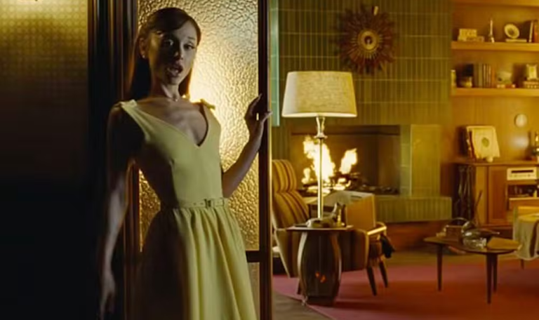 Magreza extrema de Ariana Grande em novo clipe repercute entre fãs: "Preocupante" 47 ariana grande novo clipe