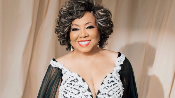 Vídeo: Alcione cai durante show em São Luís e assusta fãs; saiba o estado de saúde da cantora 1 Alcione POPMais