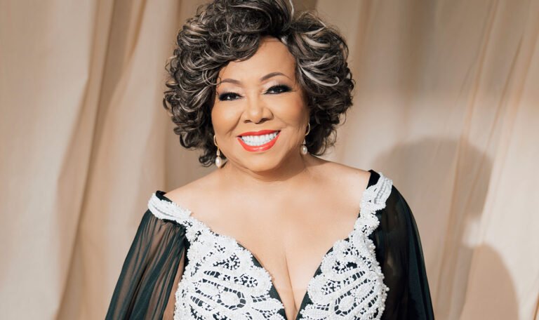Vídeo: Alcione cai durante show em São Luís e assusta fãs; saiba o estado de saúde da cantora 47 Alcione POPMais