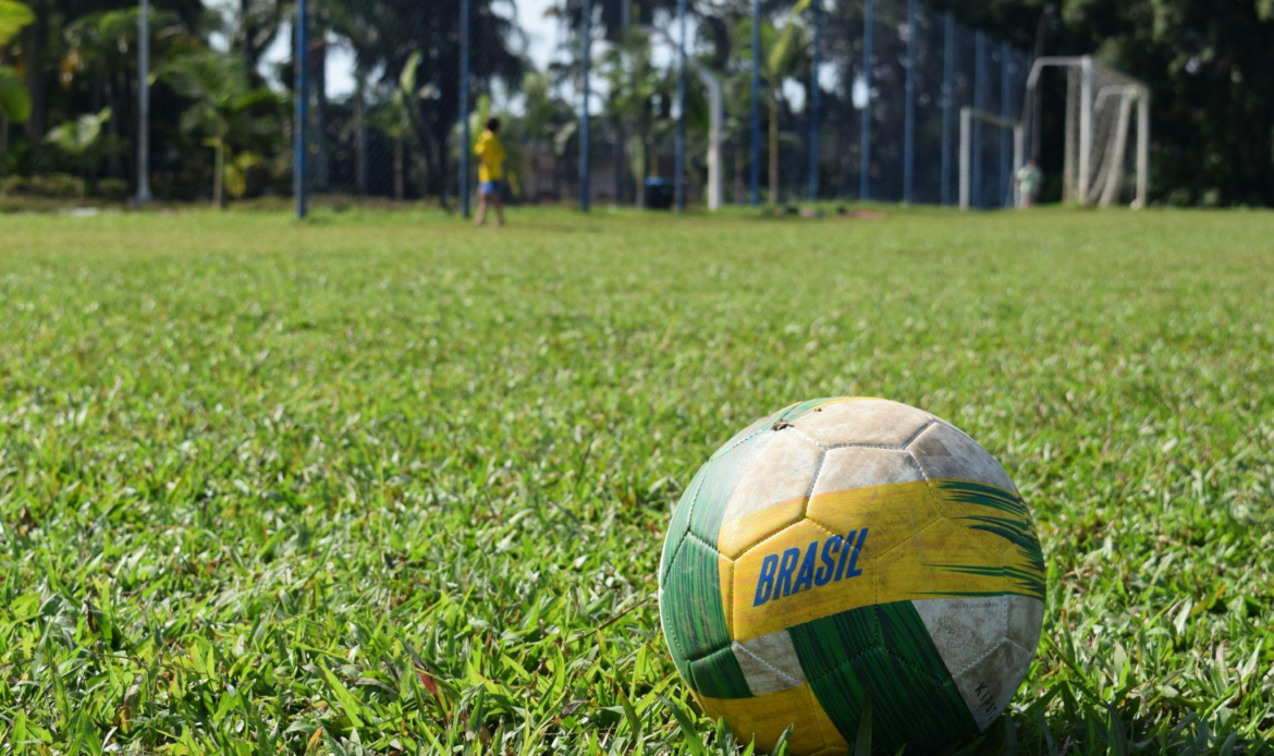 Os melhores jogadores do Brasil na Copa do Mundo 2026: quem está carregando a Seleção na era atual? 46 Bola de futebol branca, verde e amarela com a escrita “Brasil”, em um campo de futebol