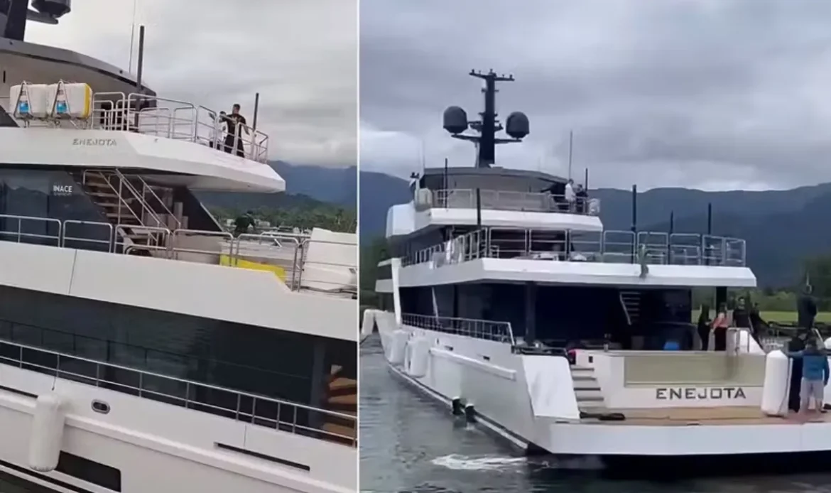 Iate de R$ 150 milhões de Neymar chega a Angra dos Reis e impressiona pelo luxo 47 Iate de Neymar de R 120 milhoes vira atracao em An0036824500202607131700 9
