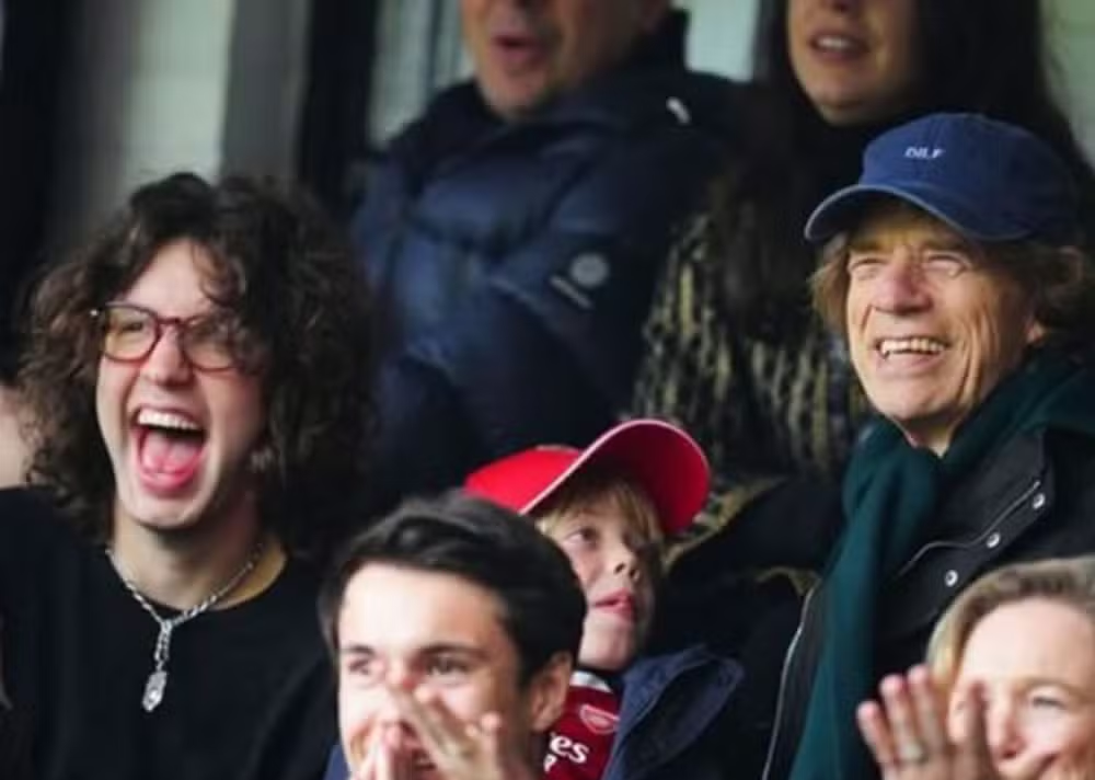 Lucas Jagger celebra time do pai, Mick Jagger,