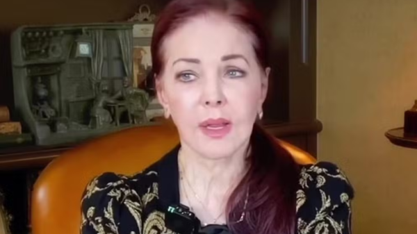 Priscilla Presley relembra perdas familiares e emociona fãs: "Sofri muito na minha vida" 3 Priscilla Presley relembra perdas familiares e emociona fãs