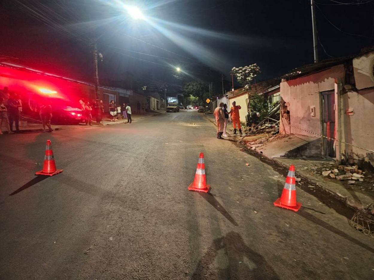 Caminhão de Amado Batista perde o controle e invade casas em Goiânia 47 acidente com caminhao amado batista