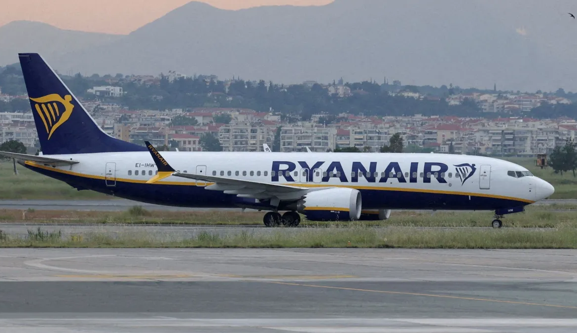 Janela quebra e passageiro é sugado para fora de avião "até os ombros" 47 image