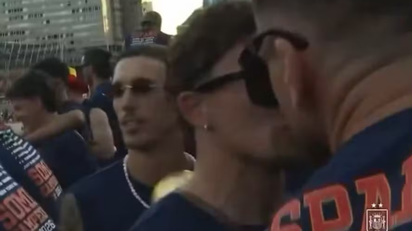 Vídeo: jogadores da Espanha se beijam durante comemoração do título da Copa 41 image