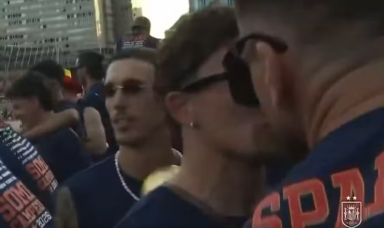 Vídeo: jogadores da Espanha se beijam durante comemoração do título da Copa 48 image
