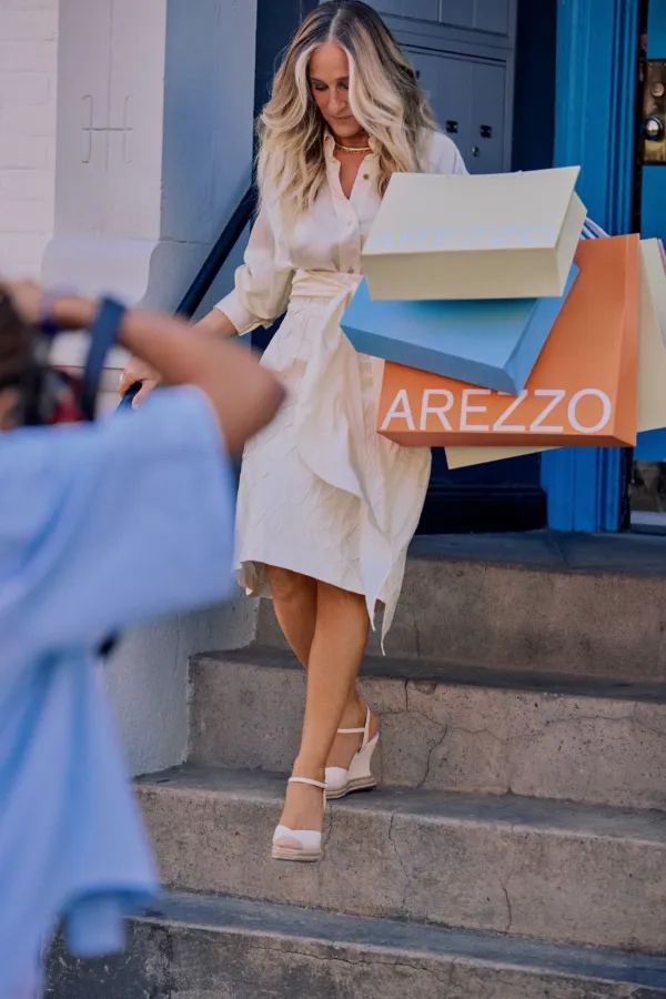 Sarah Jessica Parker é flagrada em Nova York com sacolas de marca brasileira 47 image