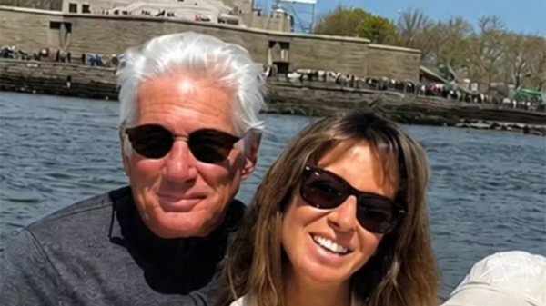 Richard Gere publica rara foto com a esposa e os filhos; confira 1 image