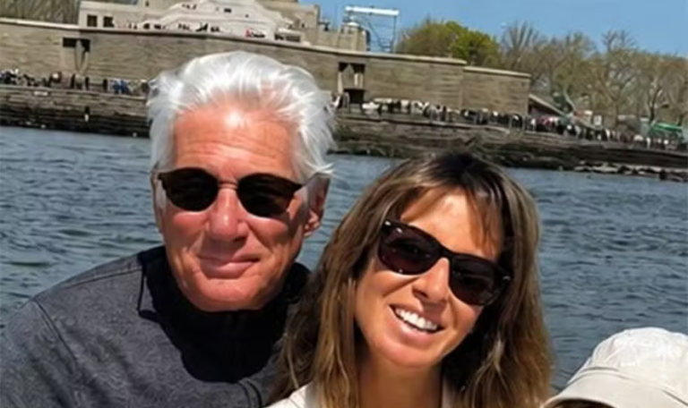 Richard Gere publica rara foto com a esposa e os filhos; confira 46 image