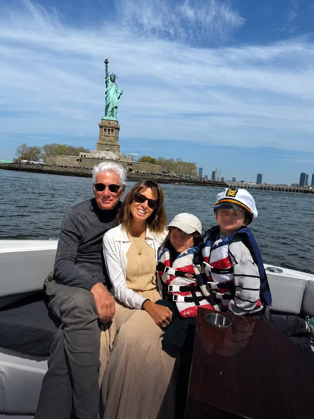 Richard Gere publica rara foto com a esposa e os filhos; confira 46 image