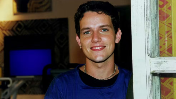 Edward Boggiss: relembre os papéis do ator de 'Sandy e Junior' que morreu aos 49 anos 21 morre Edward Boggiss