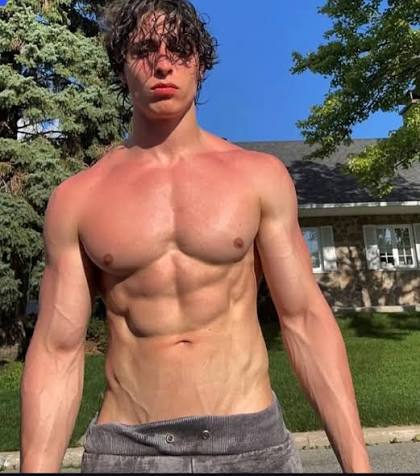 Quem é Youssef Khelil? Influenciador viraliza nas redes sociais após exibir tatuagem íntima 46 HQ XeUaWUAAjVDx
