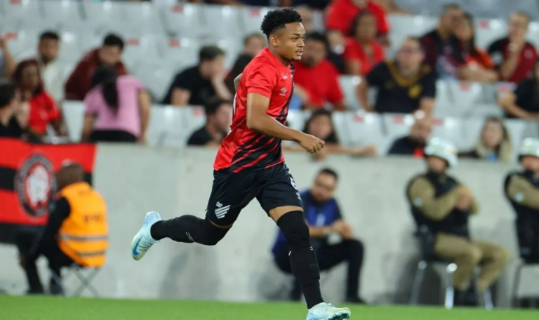 Jogador do Athletico-PR é condenado a 13 anos por estupro 47 Léo Derik condenado estupro