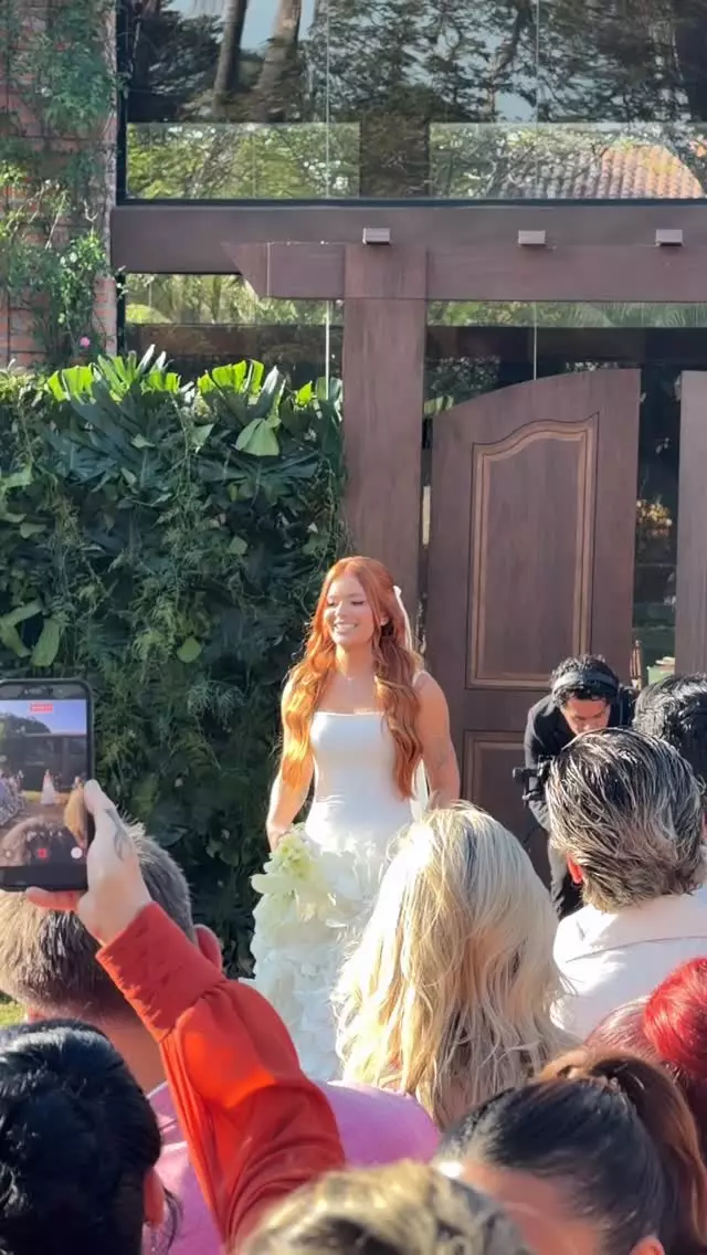 Após desentendimento com o pai, Viih Tube entra sozinha no altar em casamento com Eliezer 47 image
