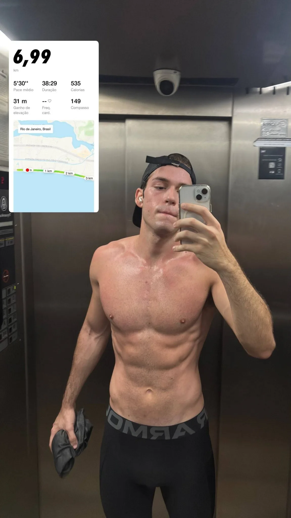 Pietro Antonelli surge suado em clique ousado, exibe boa forma e web reage 47 image
